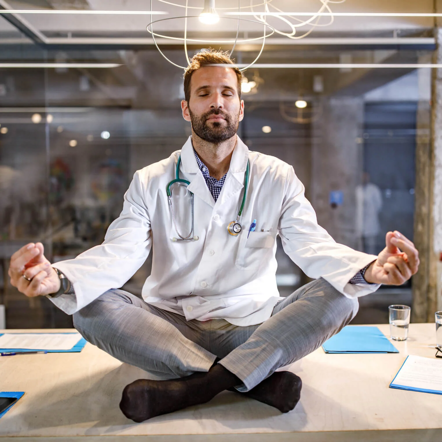 Ein zufriedener Arzt meditiert auf dem Tisch