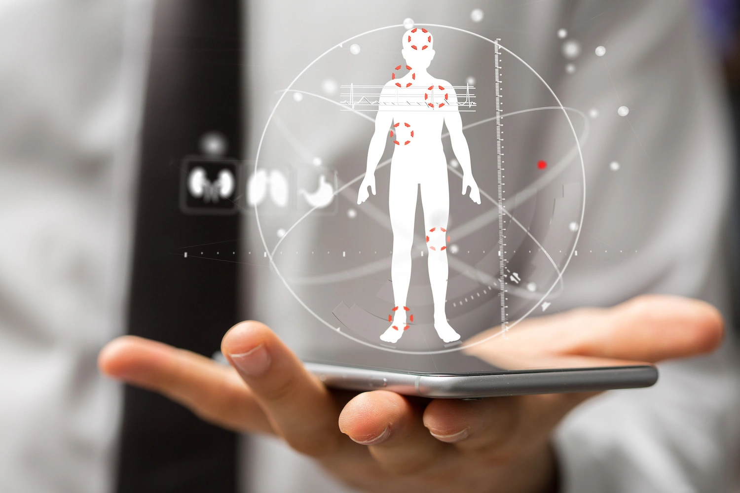 Menschliches Hologramm in einer Hand steht für die Digitalisierung der Medizin
