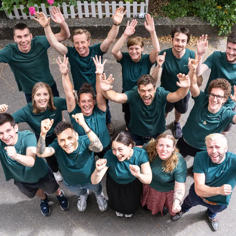 Dr. Flex Team jubelt und lächelt Dr. Flex Team jubelt und lächelt