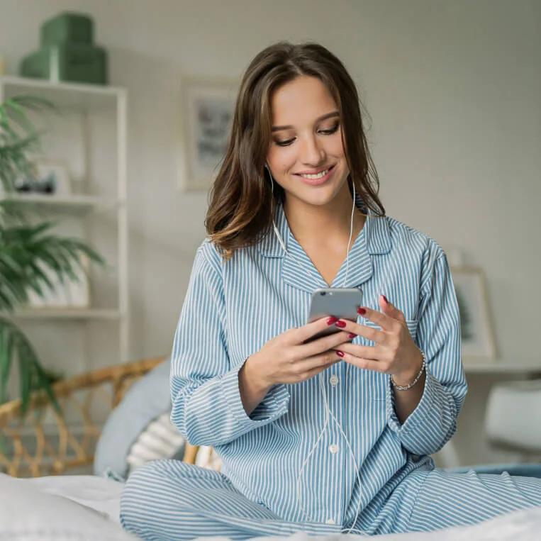 Zufriedene Patientin bucht online Arzttermin über Dr. Flex Terminvergabe von zuhause